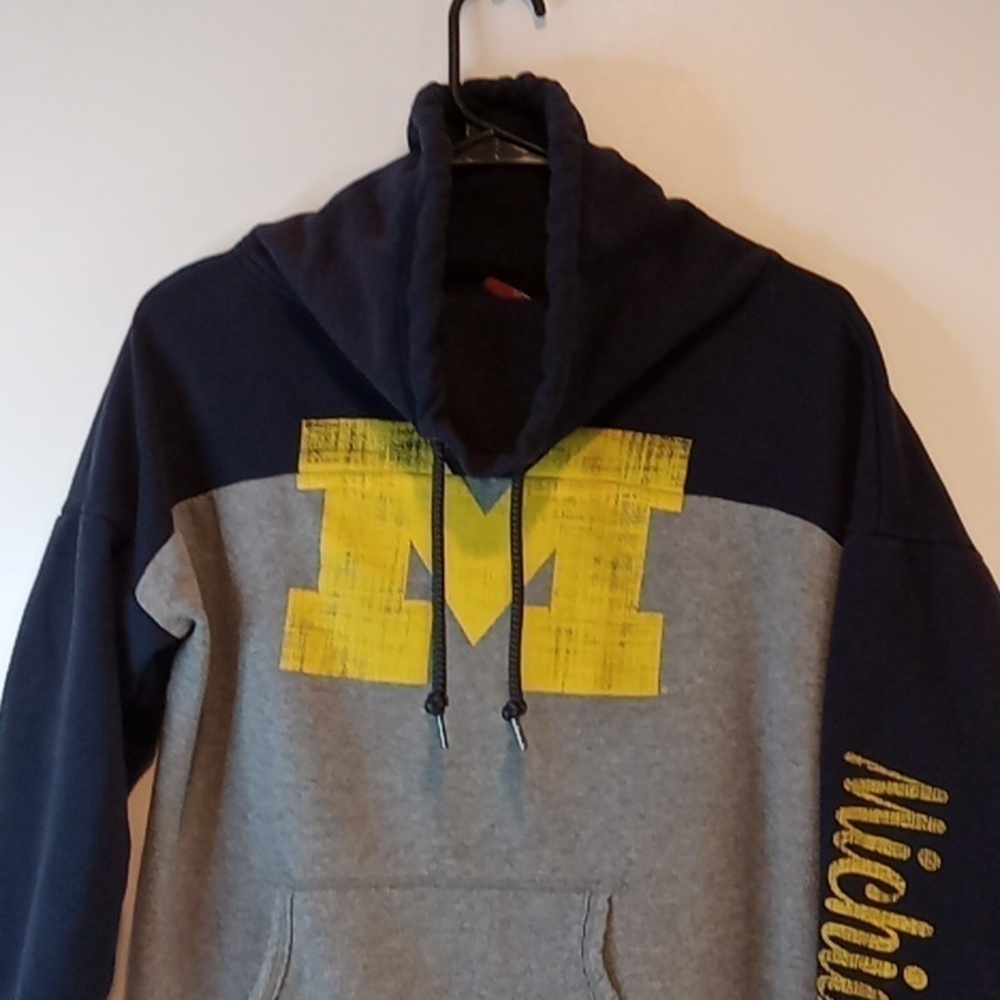 Colosseum Michigan Wolverines Funnel Neck Sweatshirt Men's Sz Med NICE! - Picture 2 of 16